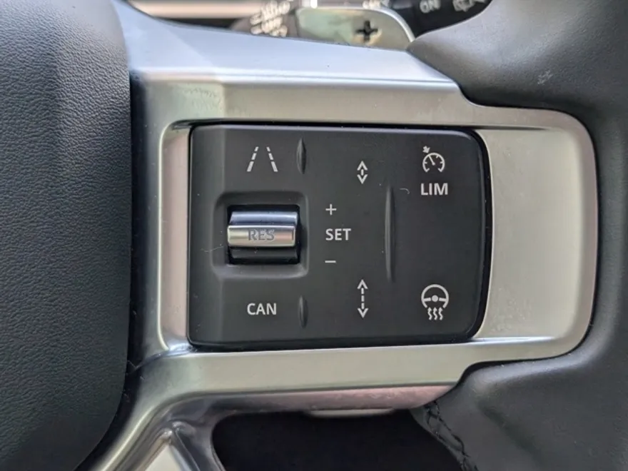 2024 Land Rover Discovery SE photo 1