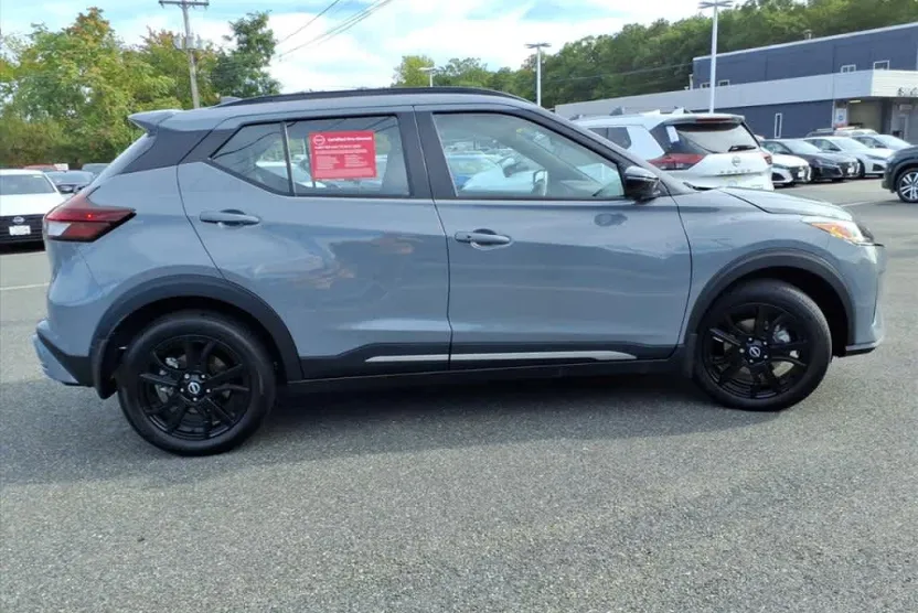 2024 Nissan Kicks SR photo 1