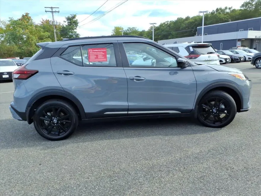 2024 Nissan Kicks SR photo 1