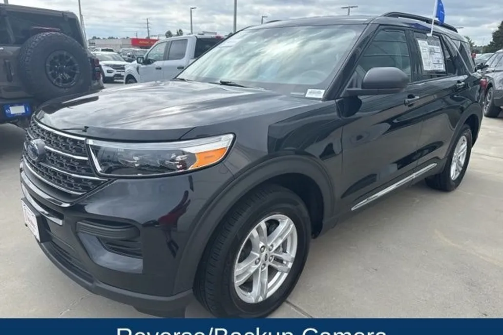 2023 Ford Explorer XLT photo 1