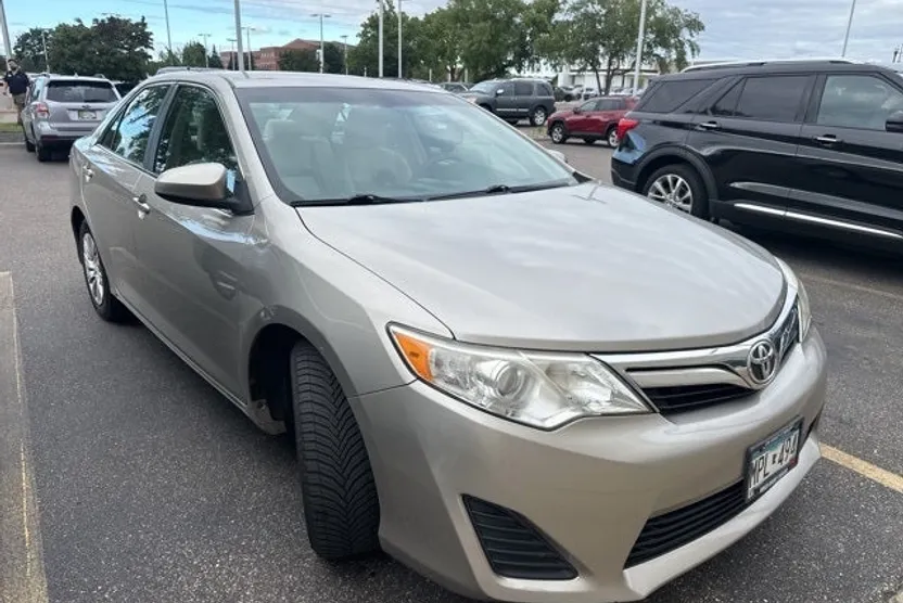 2013 Toyota Camry LE photo 1