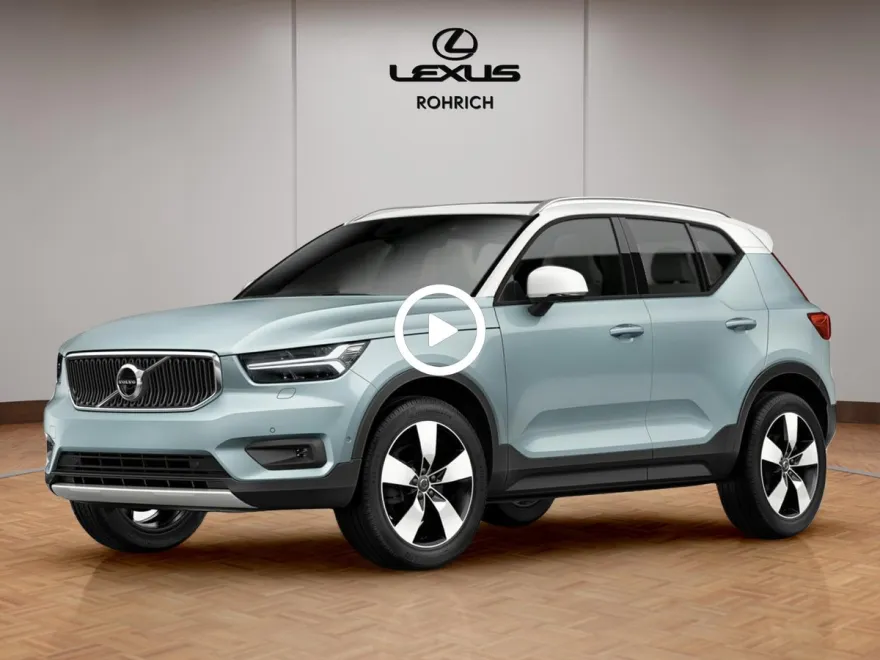 2022 Volvo XC40 Momentum photo 1