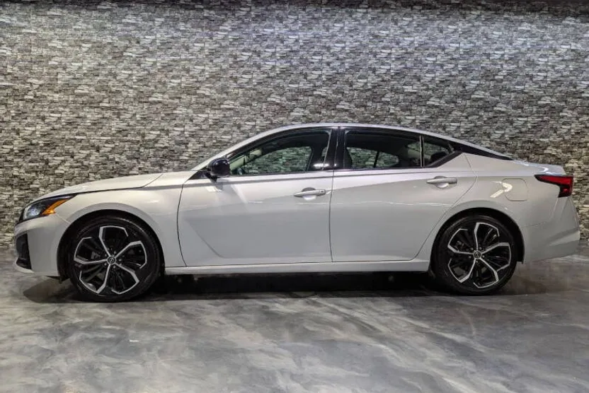 2024 Nissan Altima 2.5 SR photo 1