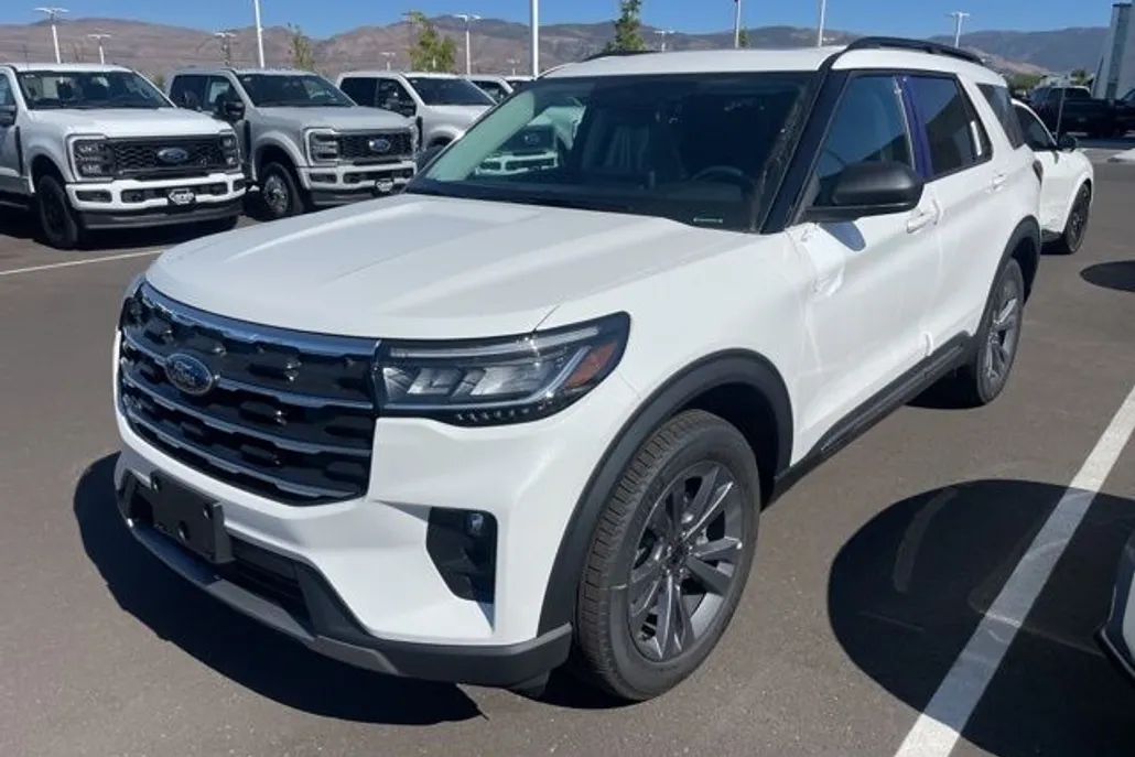 2025 Ford Explorer photo 1