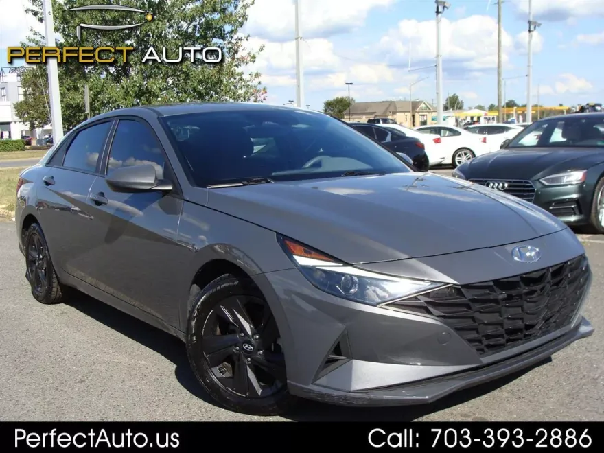2023 Hyundai Elantra SEL photo 1