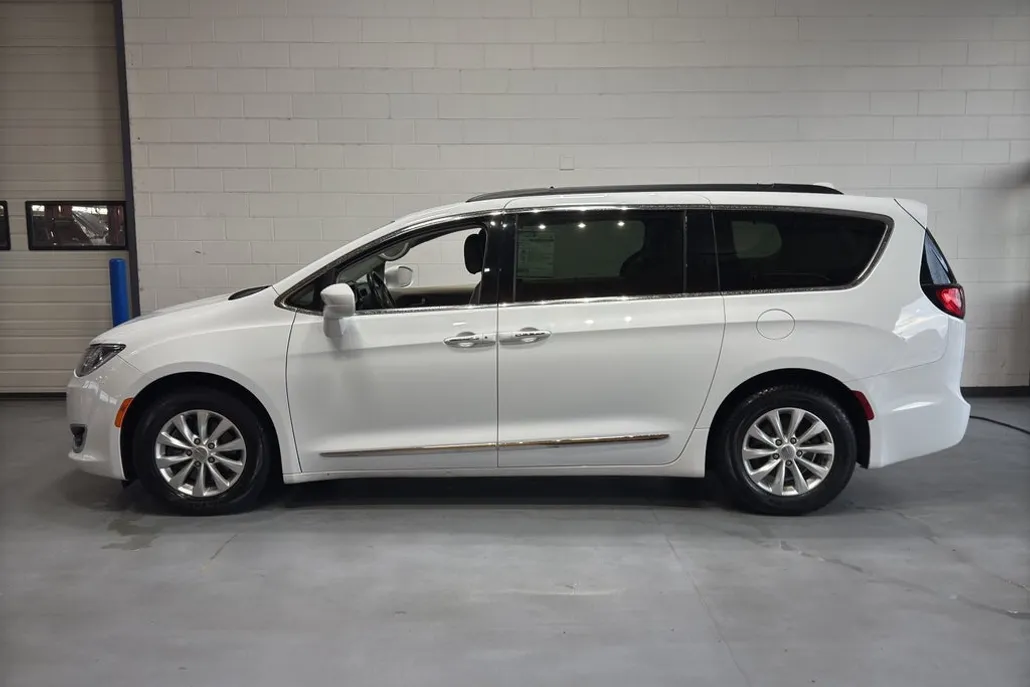2017 Chrysler Pacifica Touring L photo 1