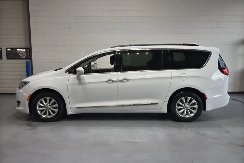 2017 Chrysler Pacifica Touring L photo 1