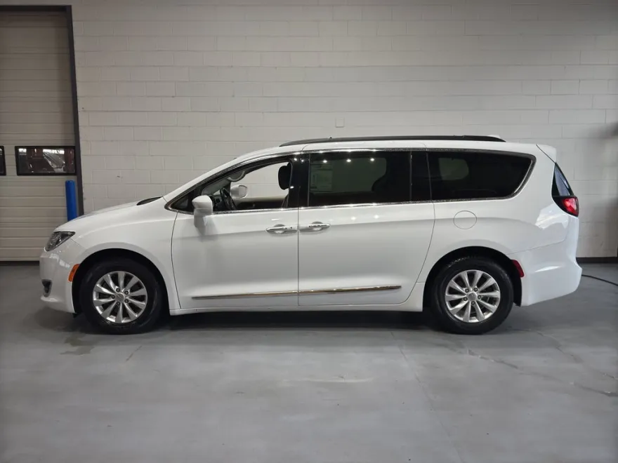 2017 Chrysler Pacifica Touring L photo 1