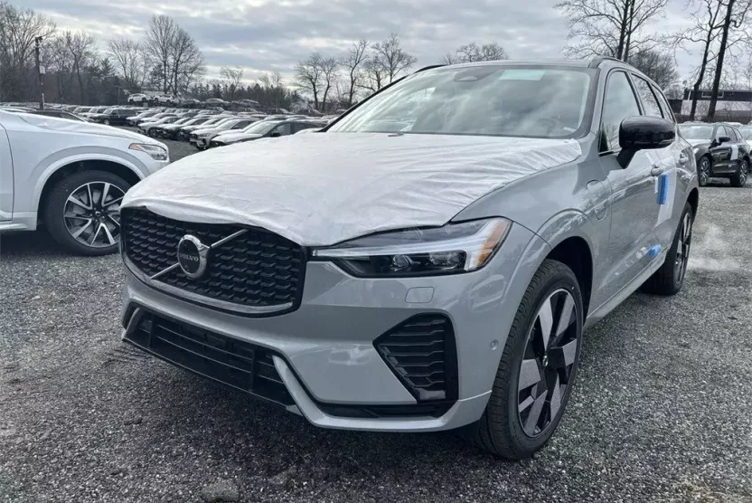 2025 Volvo XC60 Hybrid T8 Plus photo 1