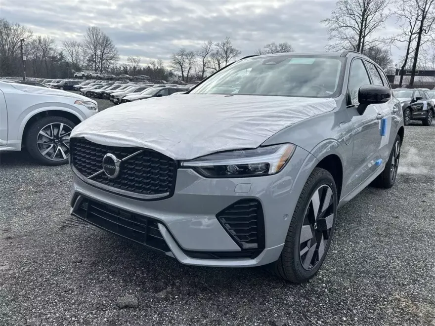 2025 Volvo XC60 Hybrid T8 Plus photo 1
