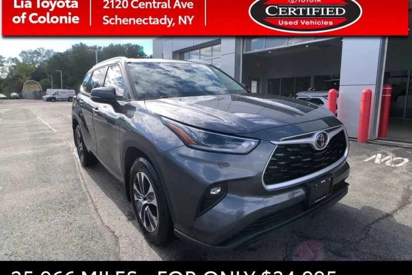 2021 Toyota Highlander XLE photo 1
