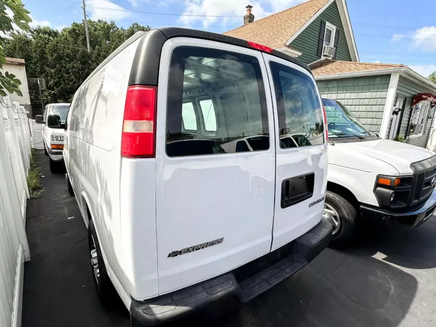 2005 Chevrolet Express 2500 Cargo photo 1