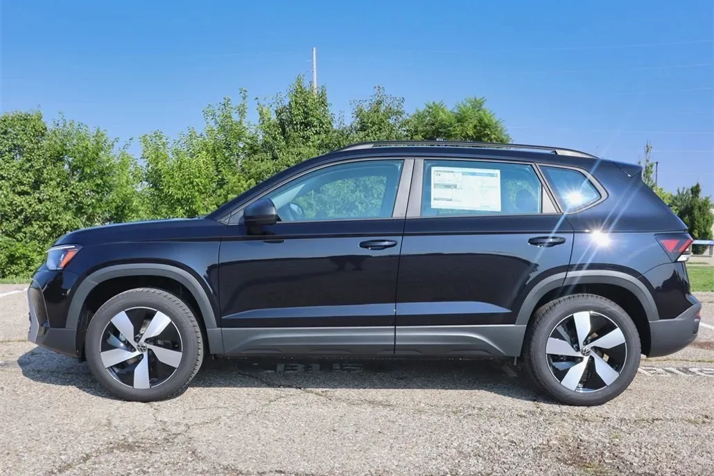 2025 Volkswagen Taos S photo 1