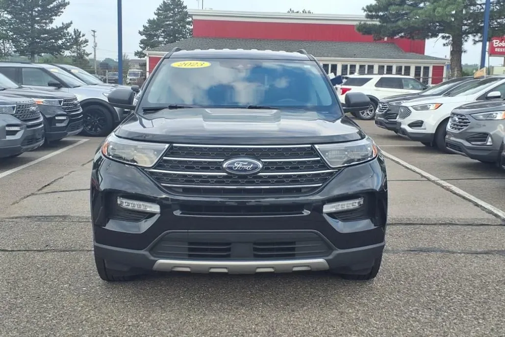 2023 Ford Explorer XLT photo 1