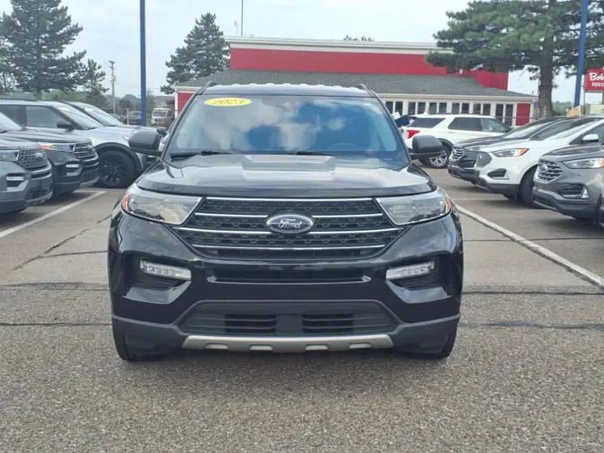 2023 Ford Explorer XLT photo 1