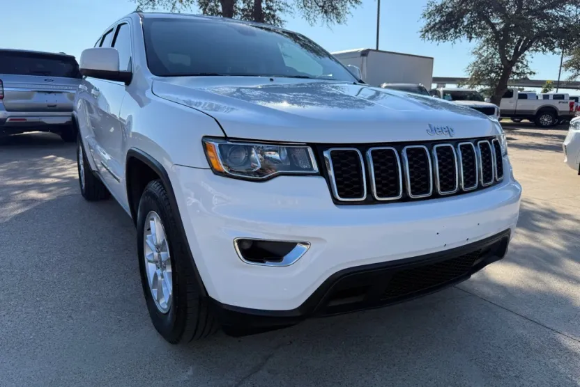 2020 Jeep Grand Cherokee Laredo photo 1