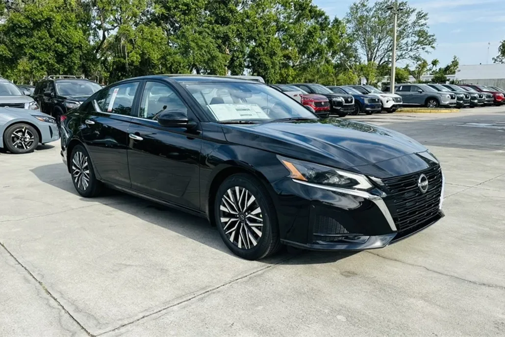 2025 Nissan Altima SV photo 1