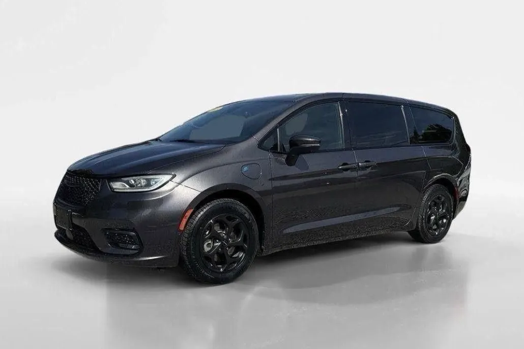 2023 Chrysler Pacifica Hybrid Touring L photo 1