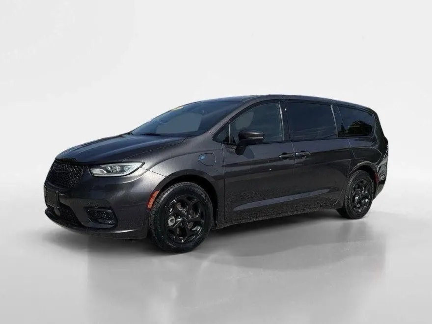 2023 Chrysler Pacifica Hybrid Touring L photo 1