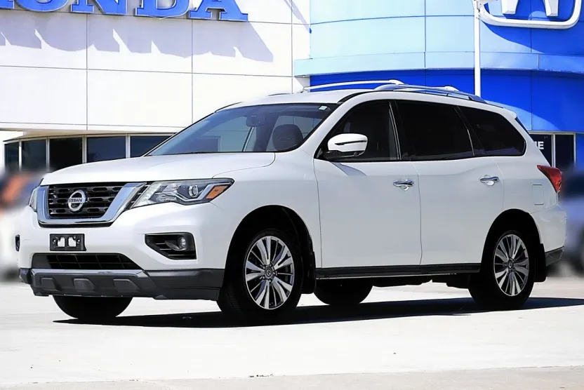 2018 Nissan Pathfinder SL photo 1