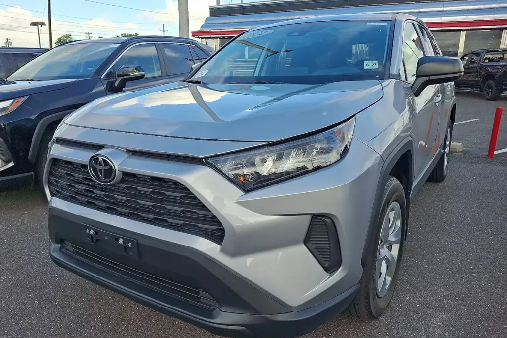 2022 Toyota RAV4 LE photo 1