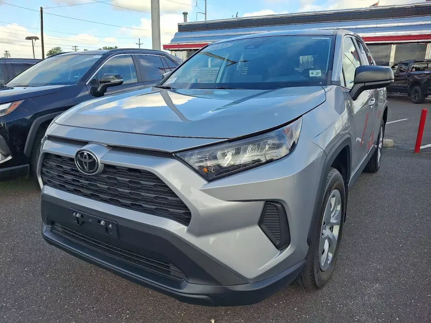 2022 Toyota RAV4 LE photo 1