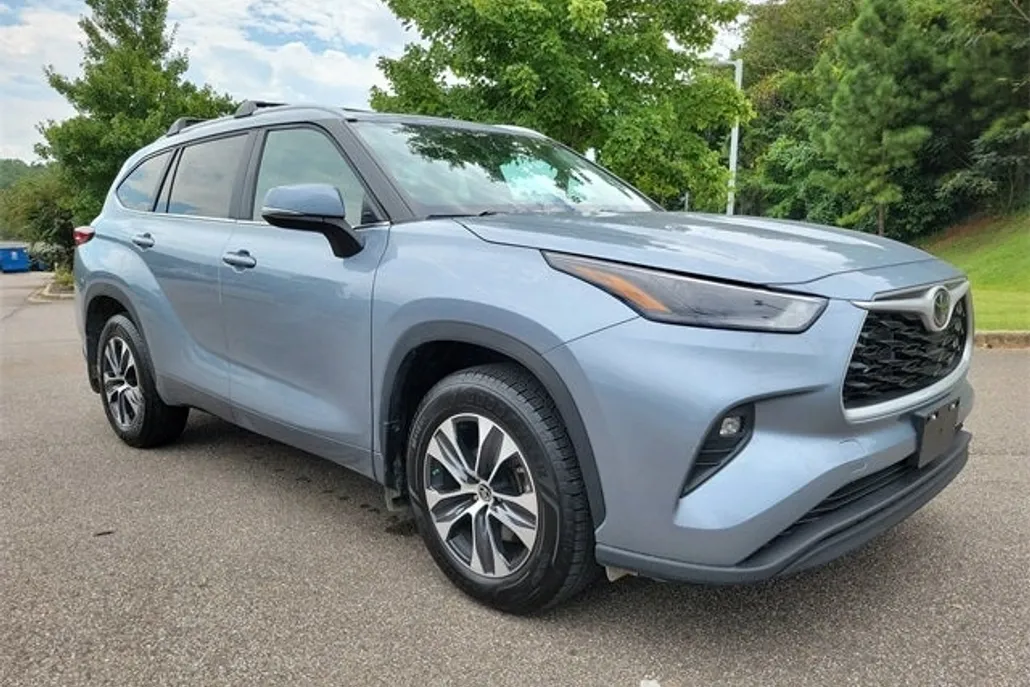 2023 Toyota Highlander XLE photo 1