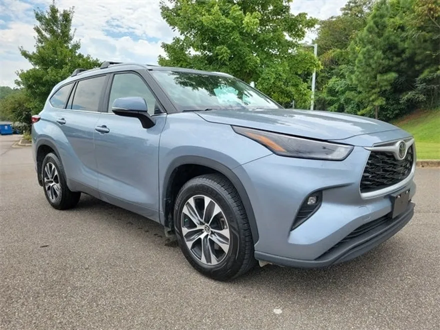2023 Toyota Highlander XLE photo 1