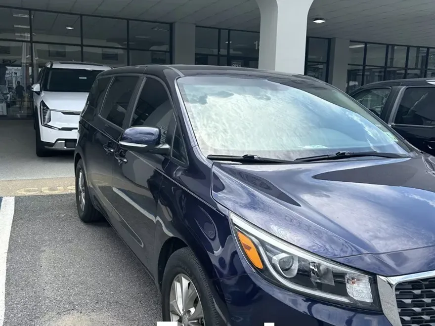2021 Kia Sedona LX photo 1