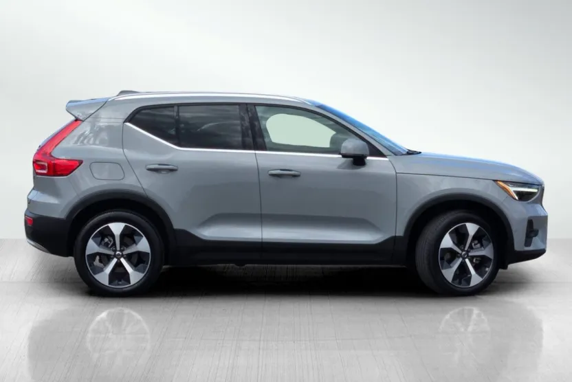 2024 Volvo XC40 AWD Plus photo 1