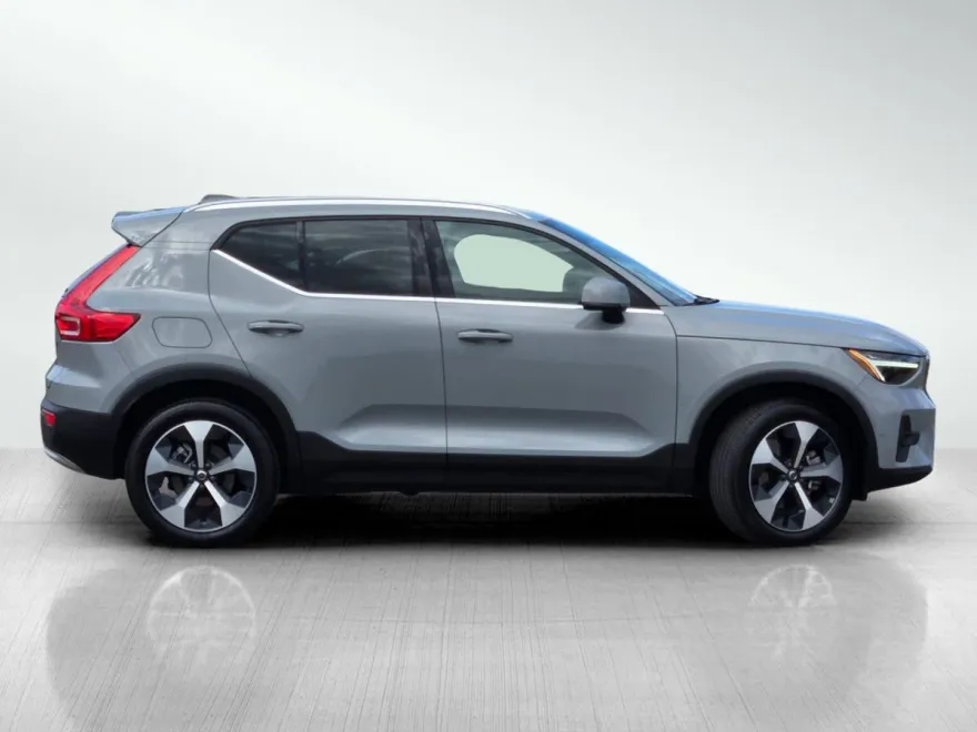 2024 Volvo XC40 AWD Plus photo 1