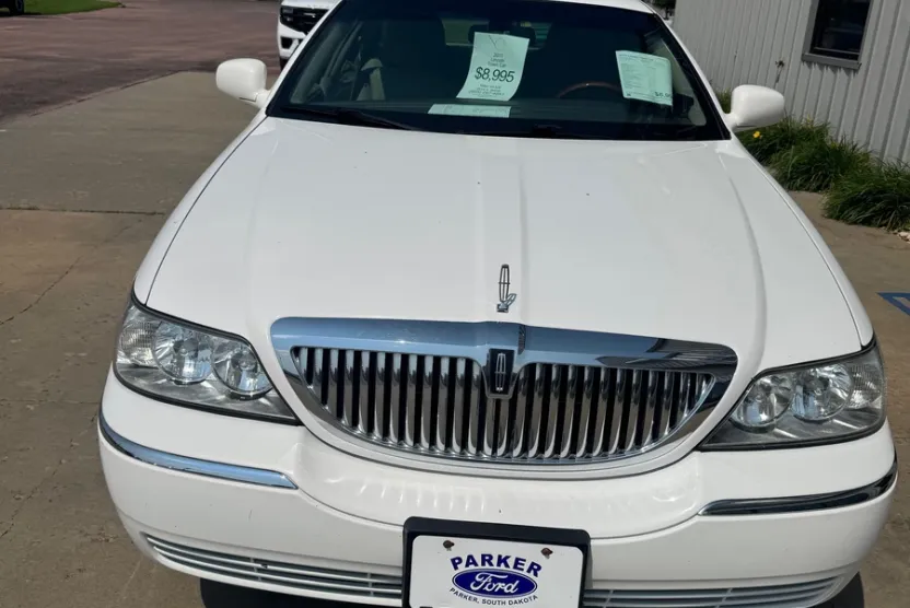 2011 Lincoln Town Car Signature Limited photo 1