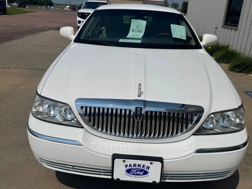 2011 Lincoln Town Car Signature Limited photo 1