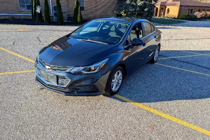 2017 Chevrolet Cruze LT photo 1