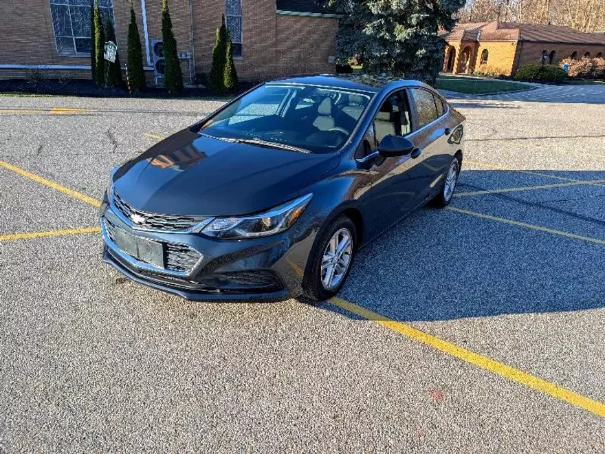 2017 Chevrolet Cruze LT photo 1