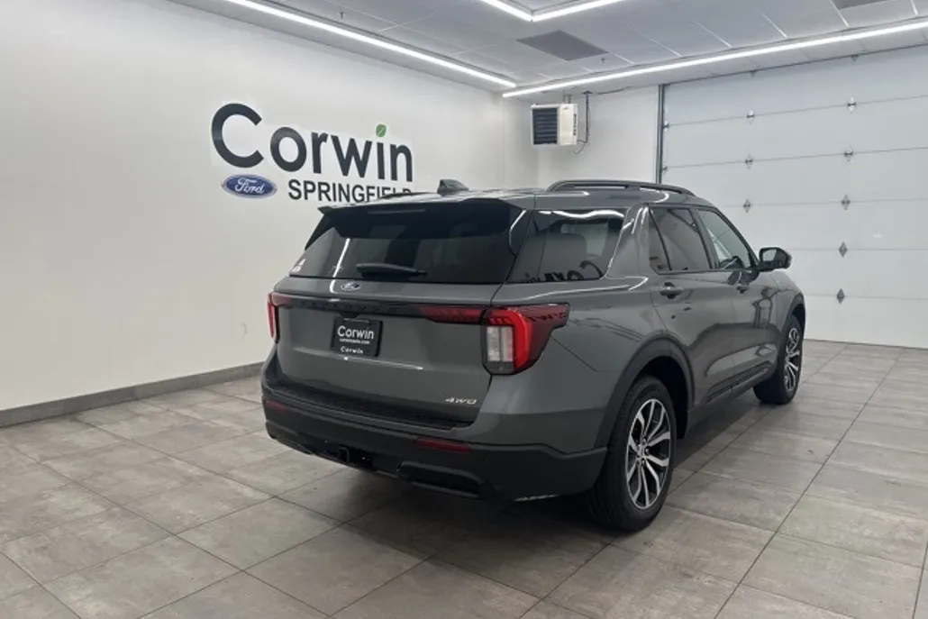 2025 Ford Explorer ST-Line photo 1