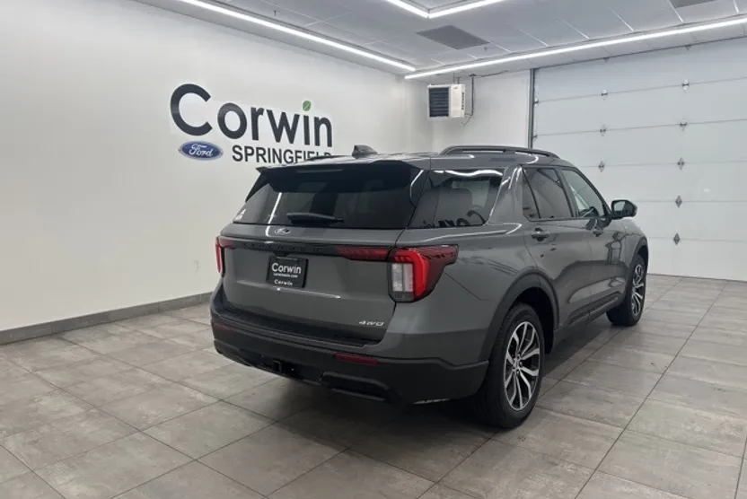 2025 Ford Explorer ST-Line photo 1