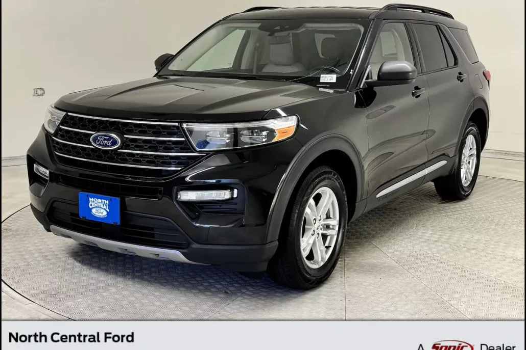 2023 Ford Explorer XLT photo 1