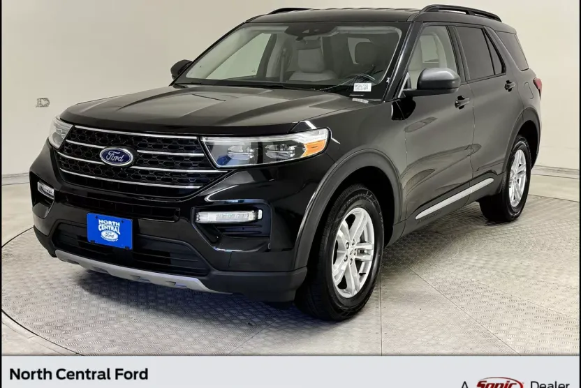 2023 Ford Explorer XLT photo 1