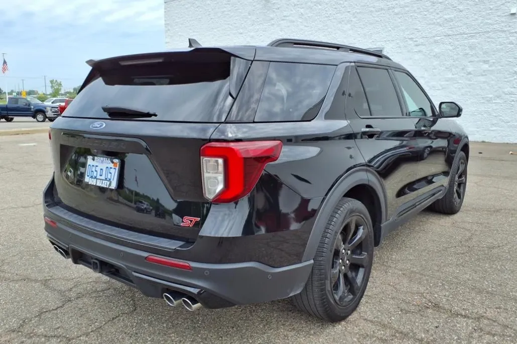 2023 Ford Explorer ST photo 1