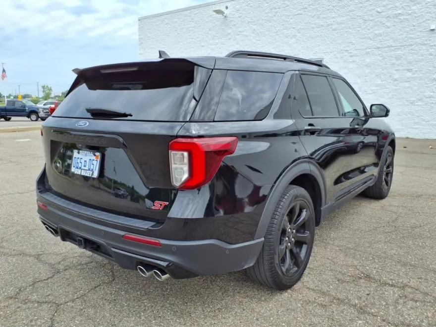 2023 Ford Explorer ST photo 1