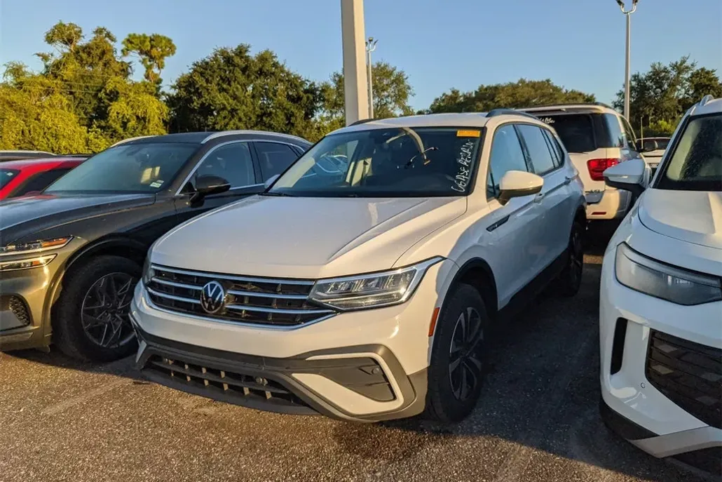 2022 Volkswagen Tiguan S photo 1