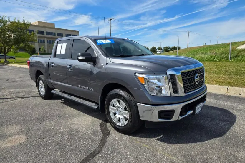 2018 Nissan Titan SV photo 1