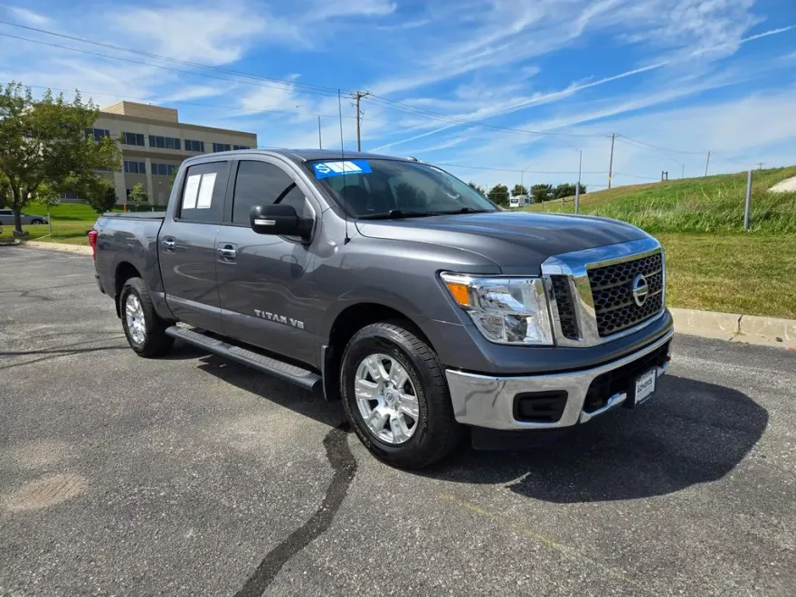 2018 Nissan Titan SV photo 1
