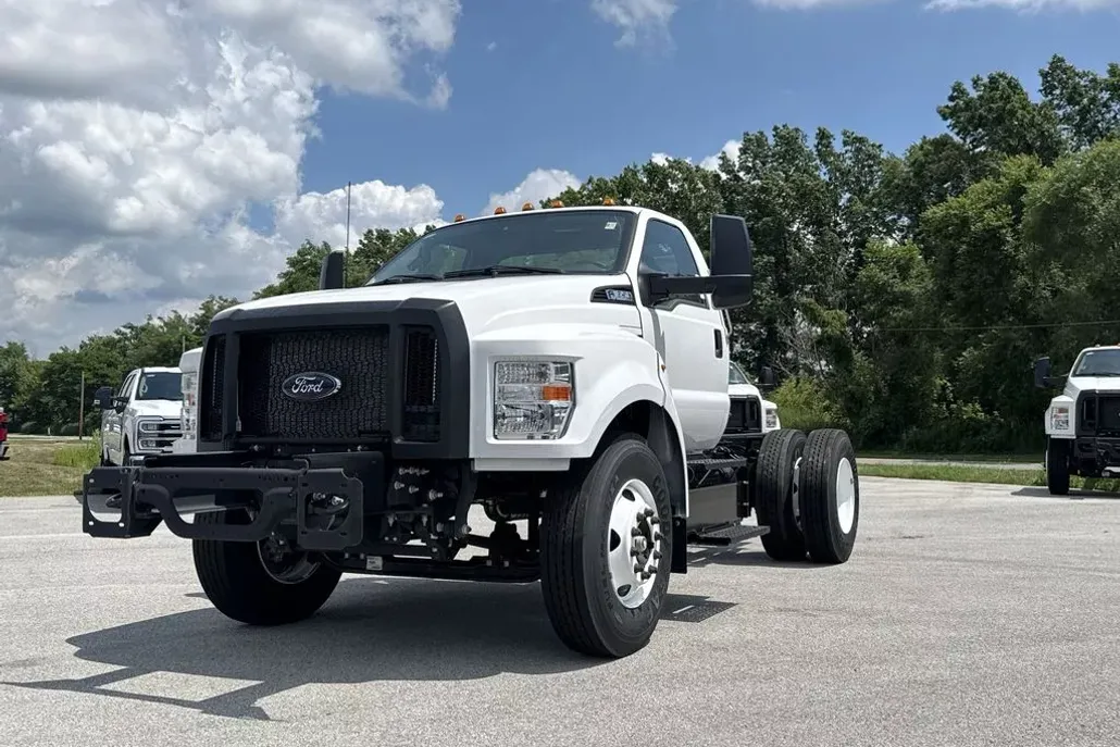2025 Ford F-650 Base photo 1