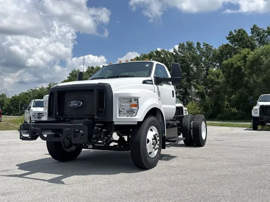 2025 Ford F-650 Base photo 1