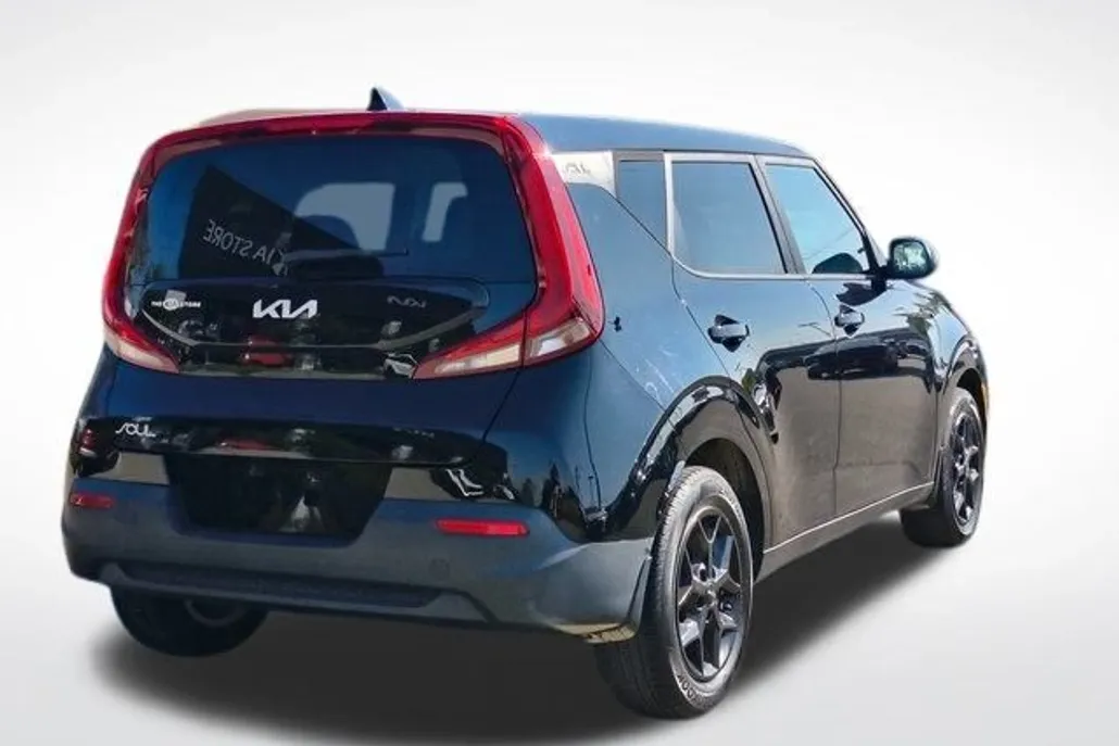2022 Kia Soul LX photo 1