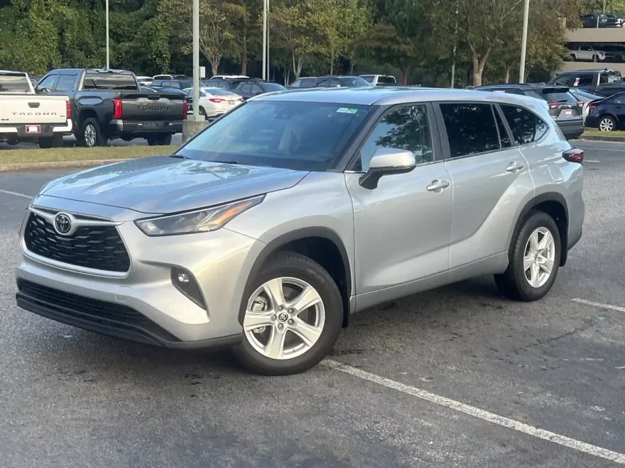 2024 Toyota Highlander LE photo 1
