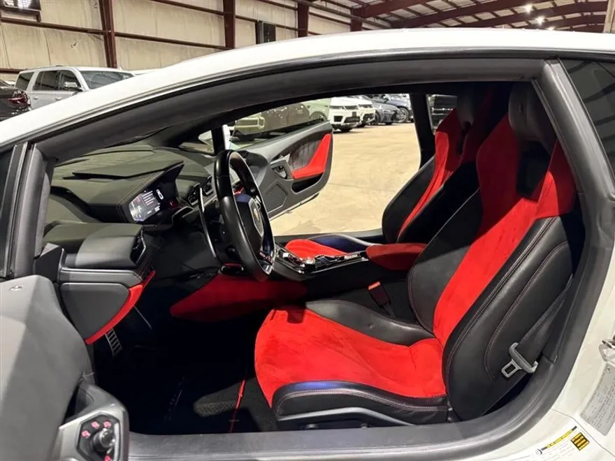 2016 Lamborghini Huracan Coupe photo 16