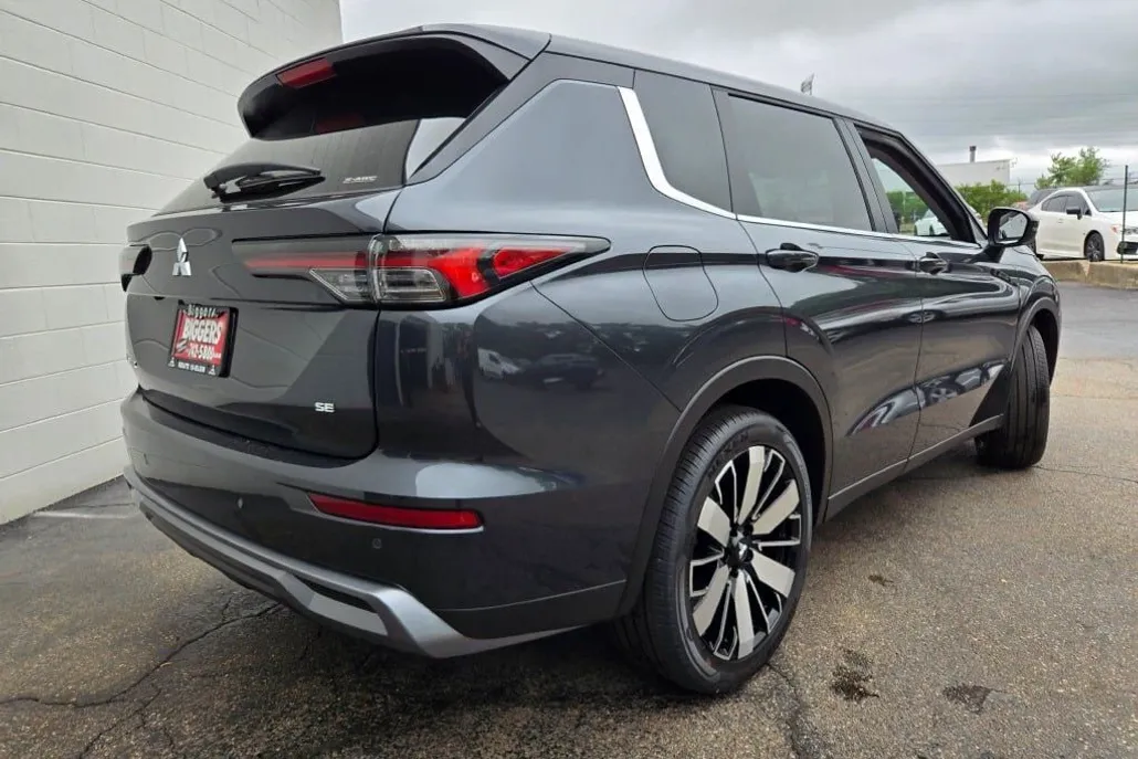 2025 Mitsubishi Outlander SE photo 1